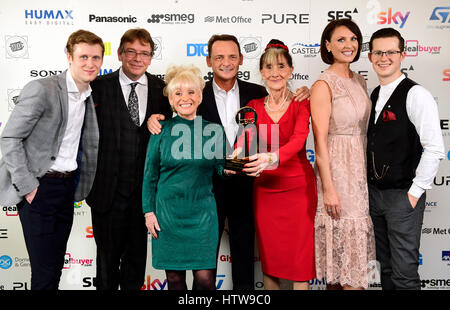 Eastenders en fonte avec le prix pour savon TV de l'année au cours de la 2017 Industries de la radiodiffusion et de la remise des Prix du Club, Grosvenor House, Park Lane, London. Banque D'Images