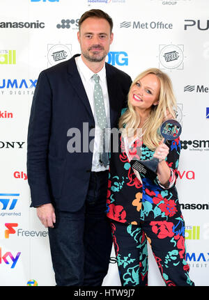 Slaï et Jamie Theakston avec le prix pour l'émission de radio numérique pour le coeur petit déjeuner pendant la 2017 Industries de la radiodiffusion et de la remise des Prix du Club, Grosvenor House, Park Lane, London. Banque D'Images