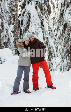 Prendre une couple de skieurs sur la montagne couverte de neige selfies Banque D'Images