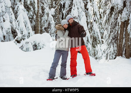 Prendre une couple de skieurs sur la montagne couverte de neige selfies Banque D'Images