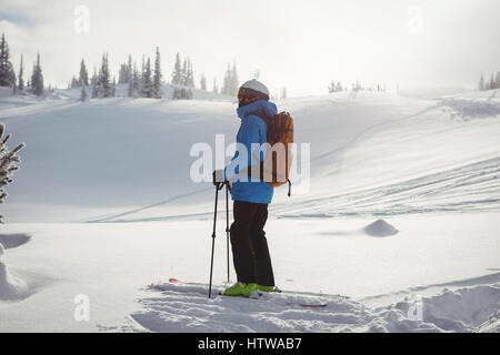 Ski skieur sur les montagnes couvertes de neige Banque D'Images