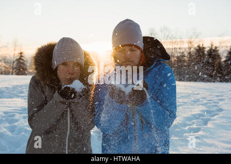 Couple de la poudrerie dans journée d'hiver ensoleillée Banque D'Images