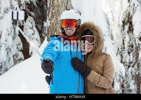 Prendre une couple de skieurs sur selfies paysage de neige Banque D'Images