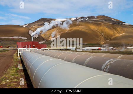 Géothermique de Krafla's pipes en Islande avec la montagne en arrière-plan Banque D'Images