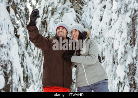 Prendre une couple de skieurs sur la montagne couverte de neige selfies Banque D'Images