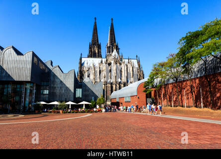 L'Heinrich-Boell-carré sur les rives du Rhin à Cologne, Allemagne Banque D'Images