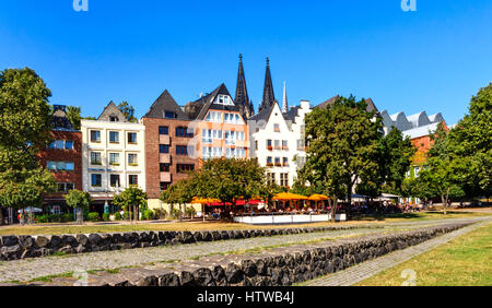 Des maisons pittoresques de la vieille ville sur le Rhin à Cologne, Allemagne Banque D'Images