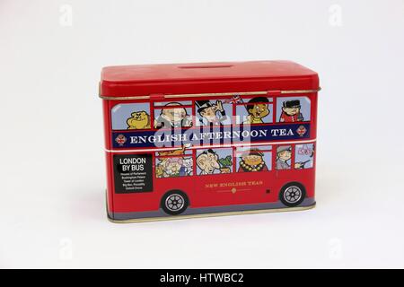 Petite tirelire en forme de bus de Londres Banque D'Images