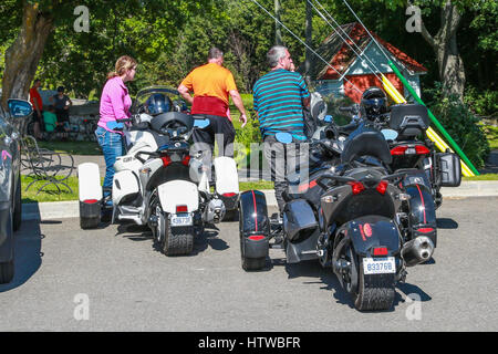 Biker touristes visitent l'église de Saint François de Sales, Île d'Orléans Banque D'Images