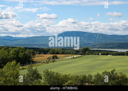 Une vue sur le Mont-Sainte-Anne centre de ski de la haute tour d'observation Halte de Saint-François-de-l'Île-d'Orléans Banque D'Images