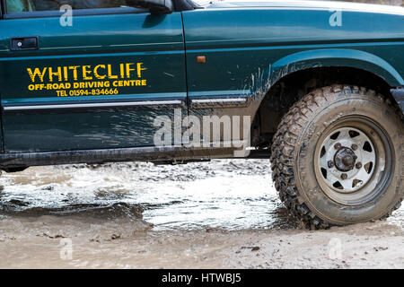 L'expérience des quatre roues motrices à Wye Valley et forêt de Dean Tourism Association membres Whitecliff 4x4 Off Road. Banque D'Images