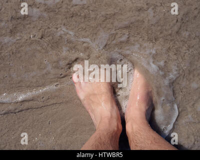 POV pieds sur une plage de sable. Banque D'Images