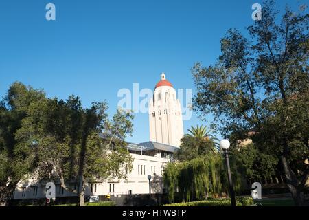 Hoover tower vue de l'autre côté d'un quad à l'Université de Stanford dans la Silicon Valley ville de Stanford, Californie, le 13 novembre 2016. Banque D'Images