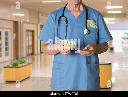 Senior doctor in scrubs compter les espèces Banque D'Images