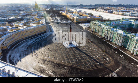 La partie centrale de la façade sud du Palais d'hiver et la colonne Alexandre sont sur la Place du Palais d'hiver. Vue aérienne du drone. St Petersb Banque D'Images