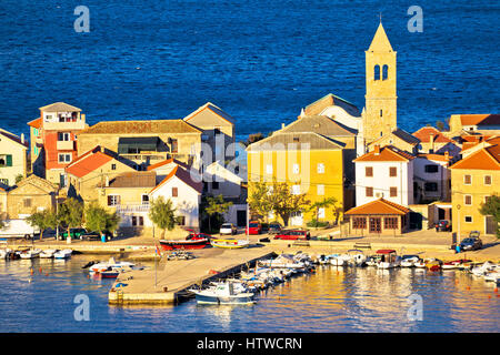 Village de Vinjerac vue canal Velebit, architecture colorée de la Croatie Banque D'Images