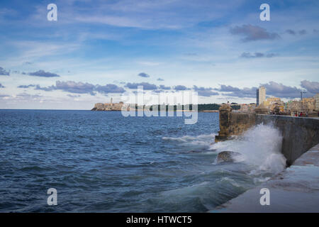 Vagues se briser contre le mur d'El Malecon - La Havane, Cuba Banque D'Images