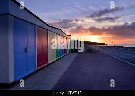 Exmouth Cabanes de plage avec un beau lever de soleil - Devon - Angleterre Banque D'Images
