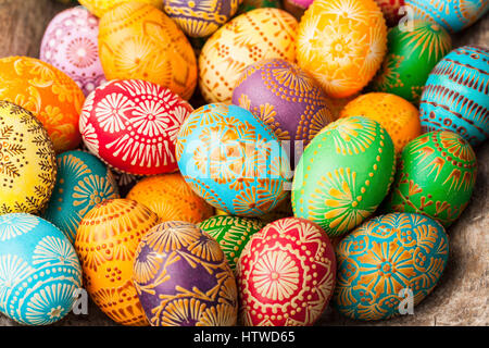 Les oeufs de Pâques, oeufs de Pâques, décoré avec de la cire d'abeille - pour célébrer Pâques. Sa vieille tradition en Lituanie, l'Europe de l'Est. Banque D'Images