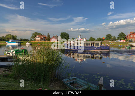 La très petite communauté de Minija sur la rivière Minija dans le delta du Niémen, une destination pour des excursions en bateau de plaisance, Minija, Lituanie, Europe de l'Est, Banque D'Images