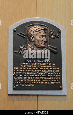 Plaque commémorative l'arrêt-court Honus Wagner pour dans le Hall of Fame, Musée National Baseball Hall of Fame & Museum, Cooperstown, NEW YORK, USA. Banque D'Images