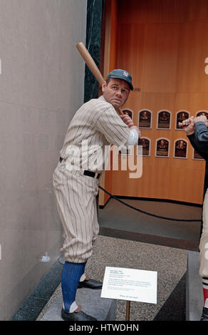 Sculpture de Babe Ruth à l'intérieur de la renommée du baseball, Cooperstown, NEW YORK, United States. Banque D'Images