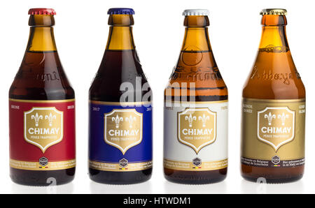 Bouteilles de Chimay Bleu, Blanc, blond et la bière rouge isolé sur fond blanc Banque D'Images