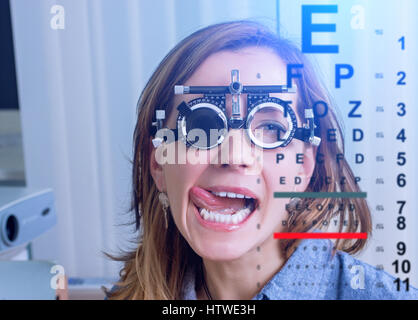 Fille dans messbrille clinique en ophtalmologie lunettes Banque D'Images