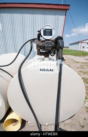 Les réservoirs de carburant Gasboy et dépendances sur une ferme de maïs dans le sud rural de l'Ontario au Canada. Banque D'Images