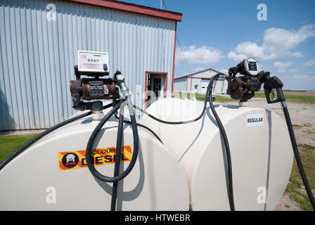 Les réservoirs de carburant Gasboy et dépendances sur une ferme de maïs dans le sud rural de l'Ontario au Canada. Banque D'Images