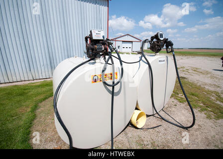 Les réservoirs de carburant Gasboy et dépendances sur une ferme de maïs dans le sud rural de l'Ontario au Canada. Banque D'Images