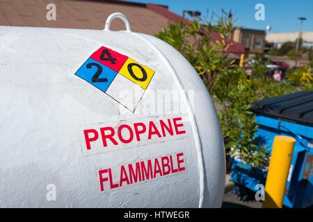 Gros plan du réservoir de propane blanc avec du propane, la lecture des étiquettes avec l'inflammabilité NFPA 'Fire Diamond' étiquette, Walnut Creek, Californie, le 26 février 2017. Banque D'Images