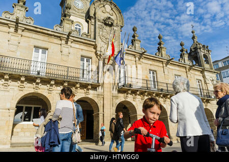 Les gens par le baroque 18e c. town hall building à praza maior square à Lugo, Galice, Espagne, Europe Banque D'Images