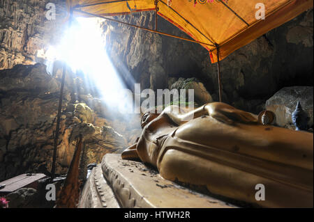 En bronze Bouddha Thai Tham Phu Kham grotte près de Vang Vieng au Laos Banque D'Images