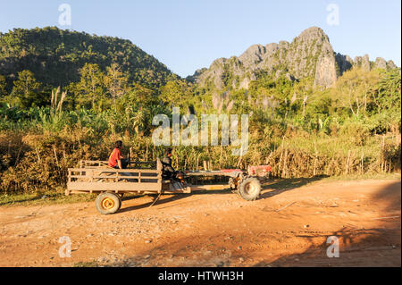 Vang Vien, Laos - 15 janvier 2012 : Les personnes voyageant dans un tracteur, près du village de Vang Vien sur le Laos Banque D'Images