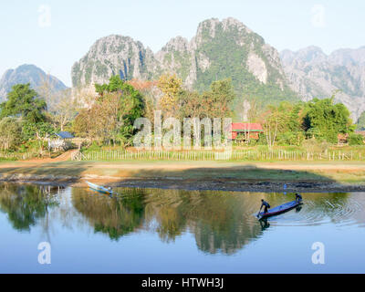 Vang Vien, Laos - 15 janvier 2012 : Les personnes voyageant dans un canot dans la rivière près du village de Vang Vien Banque D'Images