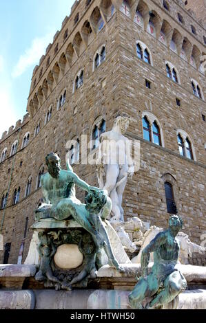 Fontaine de Neptune (Fonte di Piazza, Biancone, Fontana del Nettuno) par le Palazzo Vecchio, Piazza della Signoria, Florence (Firenze), Toscane, Italie Banque D'Images