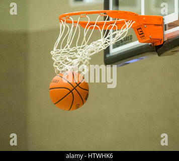 Un terrain de basket-ball en passant par le net Banque D'Images