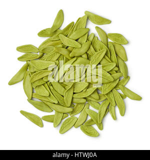 Des tas de pâte verte épinards Italien Pouilles en forme de feuilles d'olivier sur fond blanc Banque D'Images