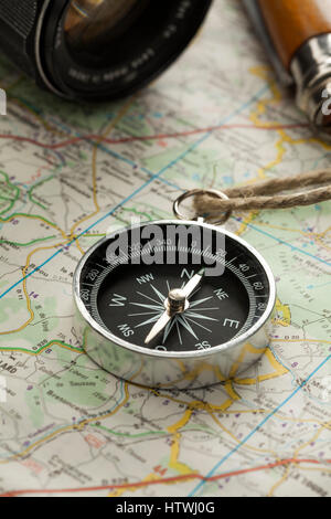 Boussole sur une carte close up Banque D'Images