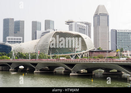 Esplanade Pont sur la rivière Singapour, l'Esplanade - Theatres on the Bay, et de Suntec Citi et Centennial tower en arrière-plan. Banque D'Images