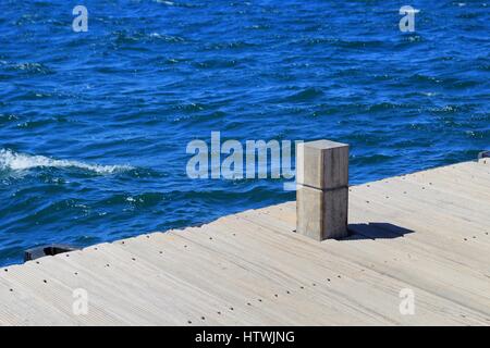 Amarrage de bateaux en bois sur pied de la jetée de l'océan bleu Banque D'Images