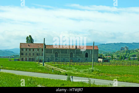 La cité médiévale estate en banlieue de Parme, entouré de vignes et avec le château de Torrechiara sur l'arrière-plan, de l'Italie. Banque D'Images