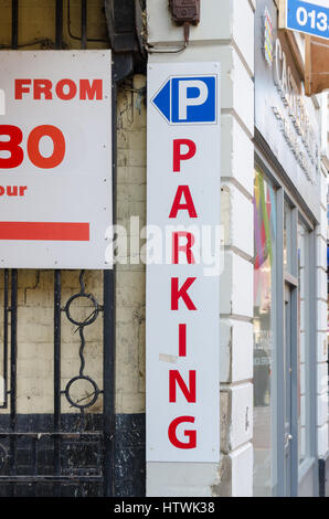 Grand panneau disant parking à l'entrée du parking Banque D'Images