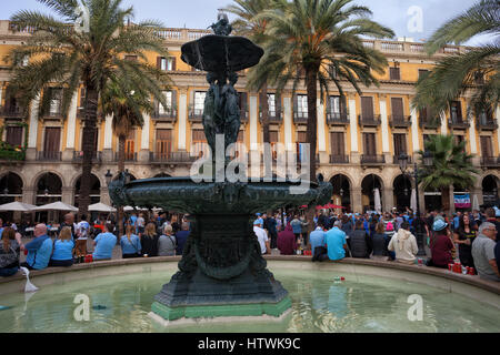 Les gens à fontaine classique des trois grâces à la Plaça Reial dans ville de Barcelone en Catalogne, Espagne, la vie en ville Banque D'Images