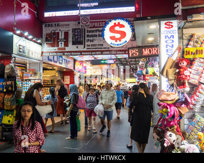 Bon marché, les étals de produits dans de nouveaux marchés de Bugis Street, Singapour. Banque D'Images