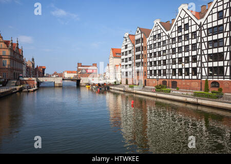 Sur l'île de greniers à grains à l'ancienne au bord de la rivière Motlawa à Gdansk, Pologne Banque D'Images