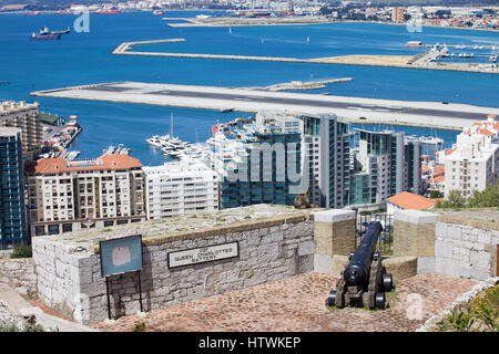 La batterie de la Reine-Charlotte à Gibraltar, cannon face à la ville et la mer bay Banque D'Images