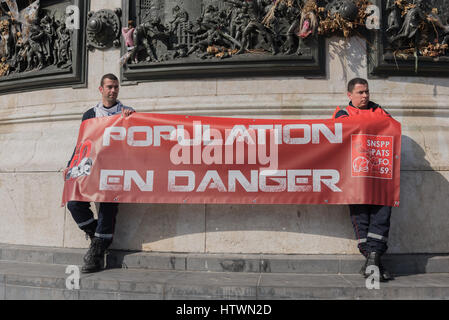 Manifestation à Paris des services d'incendie et de secours Banque D'Images