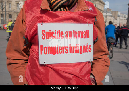 Manifestation à Paris des services d'incendie et de secours Banque D'Images